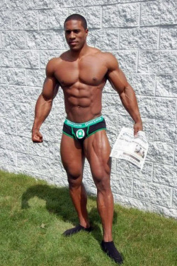 thegaysideofbi:  southerncrotch:  hungblkmaster76:  If this is the new Green Lantern costume… I’ll give it 2 thumbs up!  I’ll go you one better…   Thegaysideofbi:  Identity unknown
