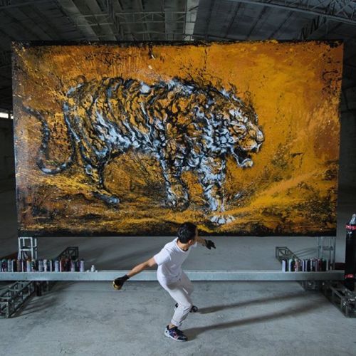 crossconnectmag:  Splatter Art by Hua Tunan    Chen Yingjie aka Hua Tunan (previously) born1991 Foshan, China is a graffiti artist and painter. He is back with more incredible splattered ink portraits and murals. Check out his Tumblr.   Connect to more