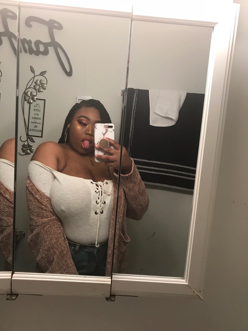 bitch-glo:this mirror is perfect ❄️. Your perfect 😍