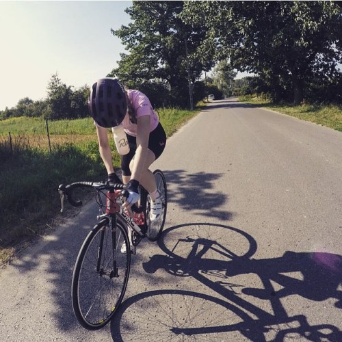 principessaonthebike:  Tricks you should know #lookMumNoHands #POCgirl #tenspeedhero photo: @aleksgr