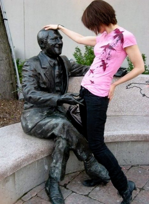 jonnovstheinternet:  Statue groping