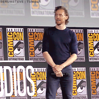 serumsteve: Tom Hiddleston’s reaction to the crowd chanting “Loki” at SDCC (2