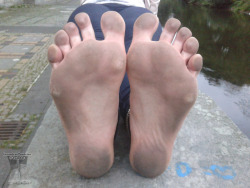 leandrastootsies:  My dirty soles outdoors (Part 1)