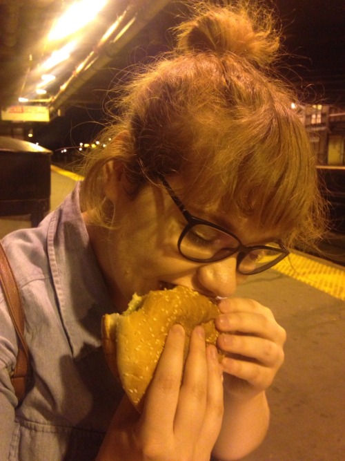 baiser7cette:here’s me eating a cheeseburger in an empty train station