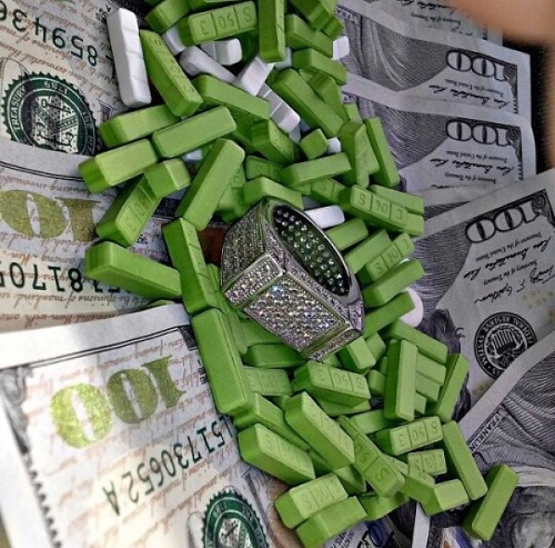 notquiteheaven:  skankin-it-easy:  slauson:  o-waysblowinginsmoke:  slauson:  o-waysblowinginsmoke:  queen-of-the-highhway:hannduhhh:Are those green xanax bars?  ^^lol  nigga those called guacamole xanz!   Nah they’re “hulks”  In So Cal I know