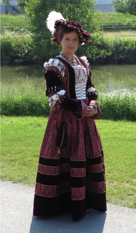 German Renaissance fashion (click to enlarge)1. 16th century German dress based on the art of Lucas 
