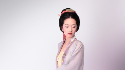 fouryearsofshades:   六月入仲夏，溫風如淳，綠筠含粉。一襲輕紗褙子，自清涼無汗。 (via 六月·褙子)  桑纈 www.weibo.com/u/3572594885