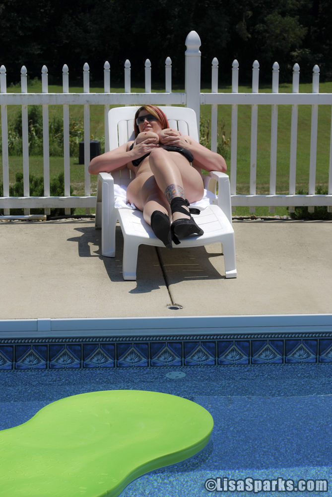 just-pray-for-rain:    Lisa Sparks and the pool boy 
