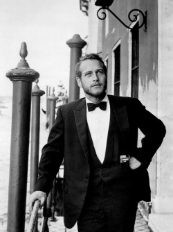 perledarte:  Paul Newman   Who knew he looked so hot with facial hair?