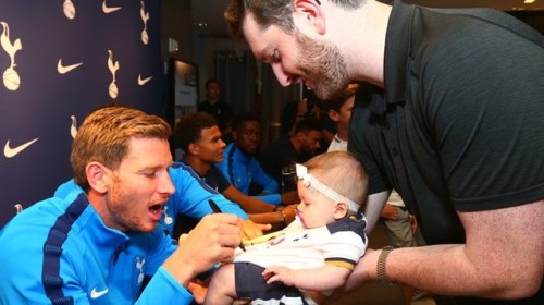 hwinksy:jan vertonghen signs a baby, 24 july 2017a baby graciously accepts signing by jan vertonghen
