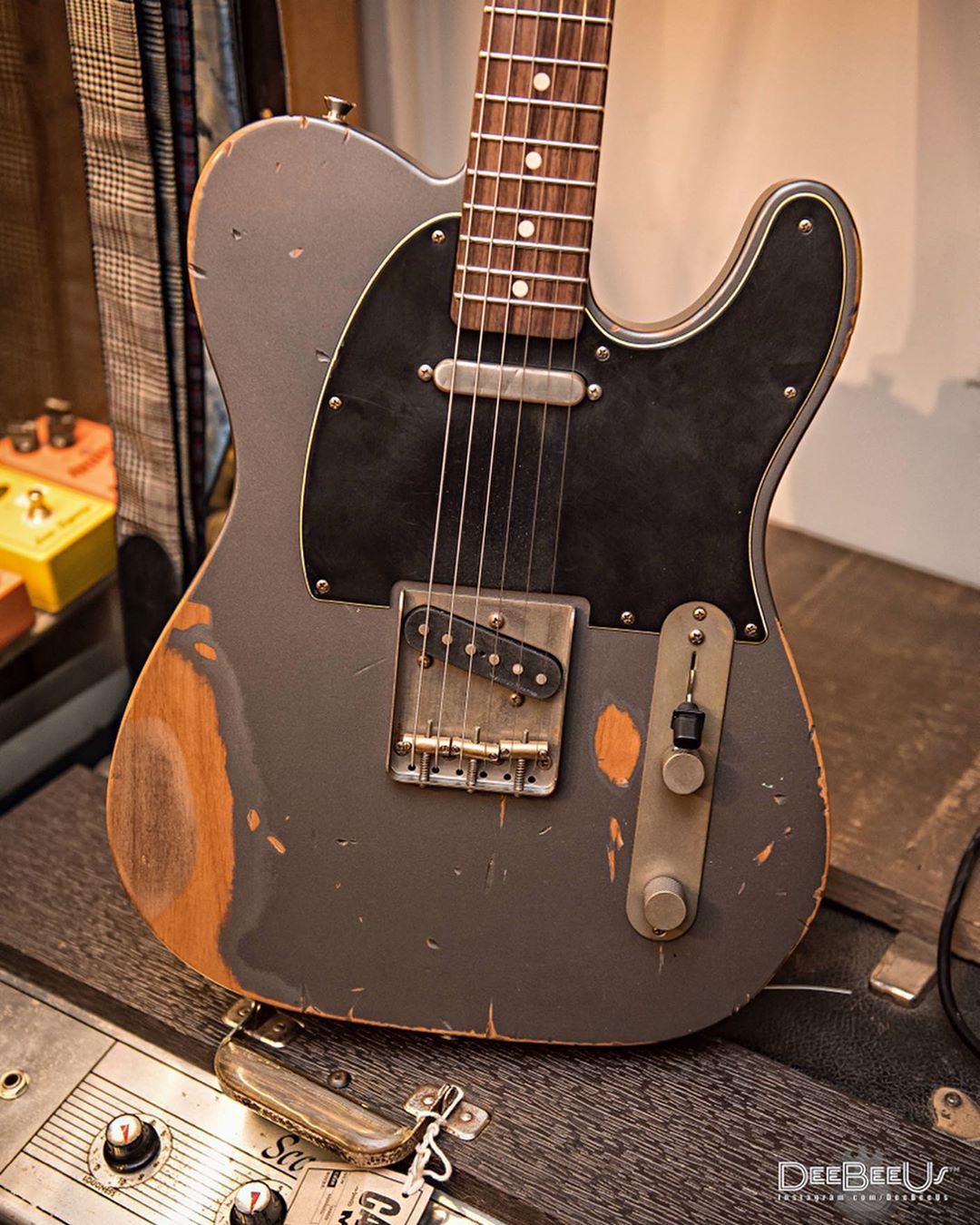 deebeeus:
“#Nash T model with matching headstock (Photo 3) spotted at @capsulemusic #Toronto.
.
.
@brittonnash #nashguitars #nasht52 #teletuesday #tele #telecaster #fendertelecaster #fender #guitar #guitars #guitarra #chitarra #guitarre...