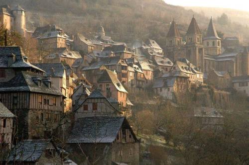 leradr: Conques (Concas in occitan) is a commune in the Aveyron department in southern France, in th