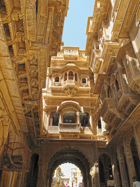 visitheworld:  Ancient city streets of Jaisalmer in Rajasthan, India (by xsalto). 