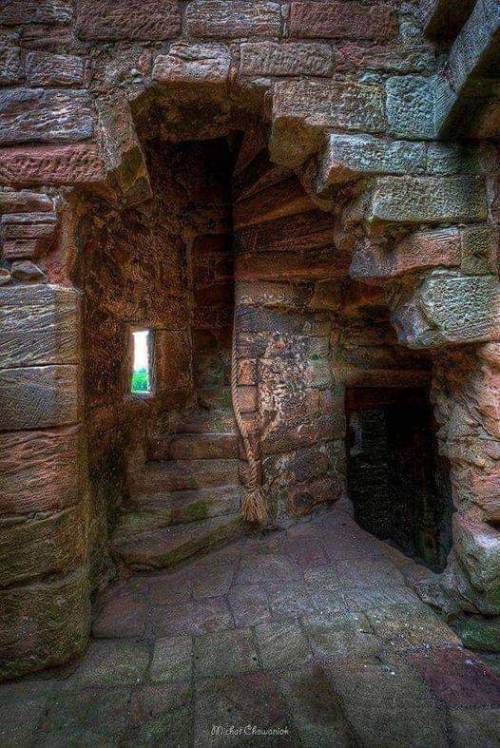 (via Old stone walls of Crichton Castle (14-16 century), Scotland. : archeologyworld)