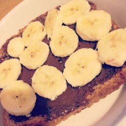 loveyourself-now:  #good #dinner #bread #nutella #banana #niam 