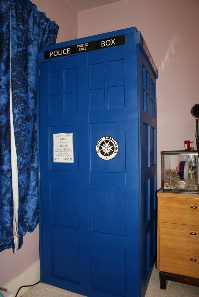 thebrokentardis:  My birthday present! My dad made me a seven foot TARDIS vanity/desk
