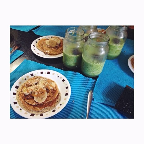 fitness breakfast #pancakes #almonds #peanut #greenjuice #fit #breakfast #delicious ❤️