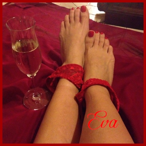 adamo-ed-eva: Eva: Buon anno!!! @hotfeetandheels Fantastica! Auguri!!