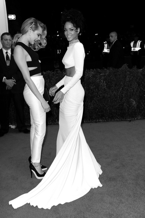  Cara Delevingne & Rihanna - 2014 Met Gala, New York (05/05/2014)  