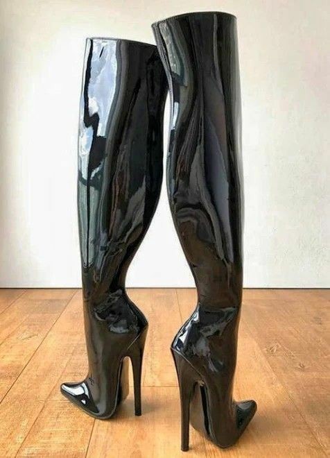 missdollylatex:  datsklave: 1389.) Tolle Stiefel 😍  Shiny dream boots💖