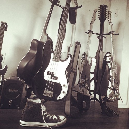 davesartroom:  #lazy #instagood #fun #freak #peace #love #music #art #may #2014 #geek #bass #pignose #music #epic #evh #striped #guitar #eddievanhalen #play #house 