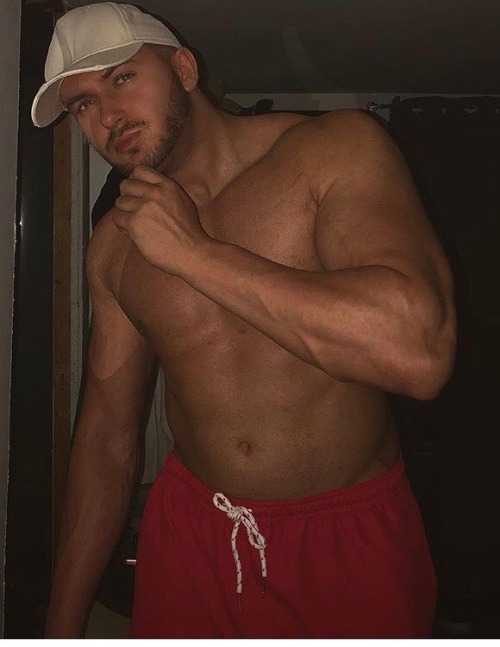 naughtyboy808:  One night with this 6’5 daddy. Just one night.