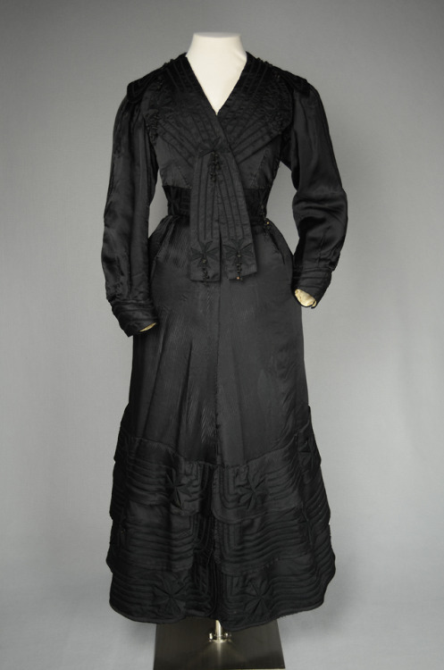 Suit, 1915-17From the Irma G. Bowen Historic Clothing Collection at the University of New Hampshire