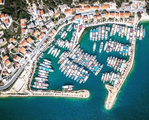 Sunny day in Croatia and marina Krilo Jesenice near Split. #croatia2018 #croatia #summerday #vacatio