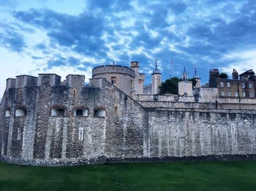 This week’s top #PalacePhoto collection presents Hampton Court Palace, the Tower of London and