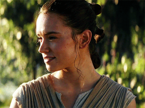 filmgifs:Daisy Ridley as Rey in Star Wars: Episode VII – The Force Awakens (2015) dir. J.J. Abrams
