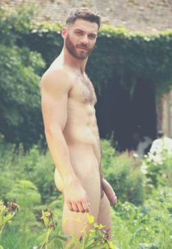 nakedpublicfun:  Lovely beard