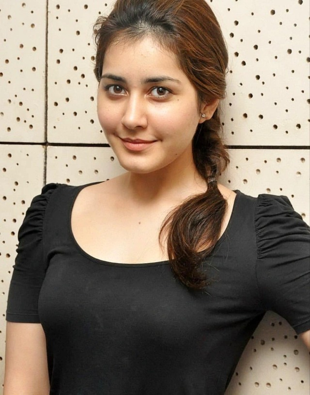 Raasi khanna ??