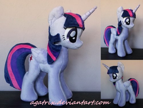 elrincondelpony:  Alicorn Twilight Sparkle (folded wings) by agatrix