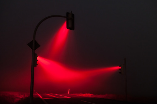 taktophoto: Enchanting Traffic Lights Glow in Foggy Germany