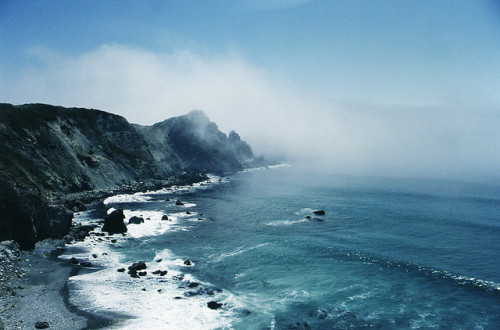imaginaryenemyxo:Big Sur and Fog (by Terry Foote)