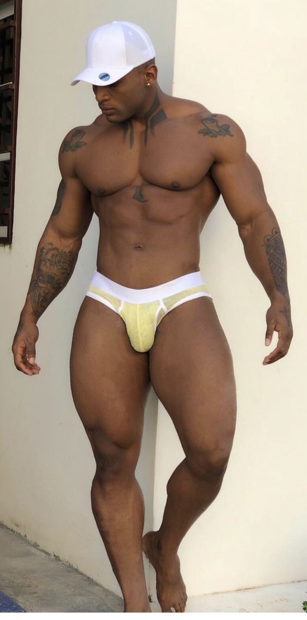 alansucker37:  damnthatshytshot:     Chez les blackys comme chez les mecs en général,