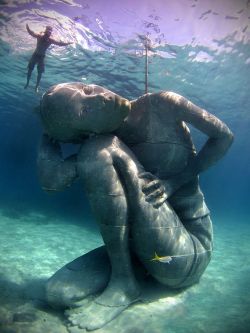 Munan15:This Stunning 18-Feet-Tall, 60-Ton Underwater Sculpture Of Bahamian Girl