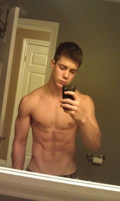 teensbodybuilding:  hotnshirtless:  http://bit.ly/1k6YtPW  