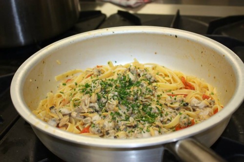 kitchenbrain:  Ho già parlato altre volte della mia idea sulla pasta alle vongole… Ormai (meteo a parte) è estate piena, e questa è la pasta di mare per eccellenza! Qualche dritta: - aprite le vongole in una bella padella larga facendo si che le