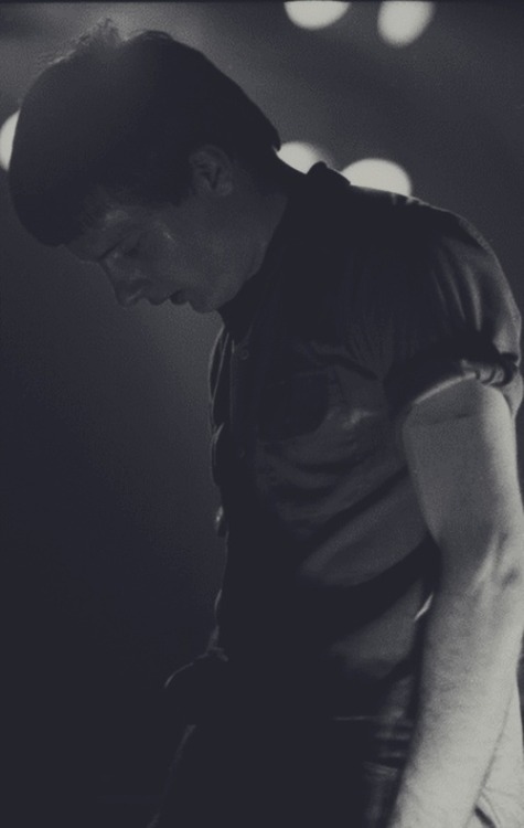 benzodaze: slavesofvenus: Ian Curtis, by Chris Mills This is such an amazing photo, what a Heartbrea