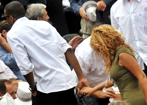 yivialo:Holding Orange  hands