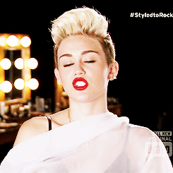 tiahra:  Miley on Styled to Rock 