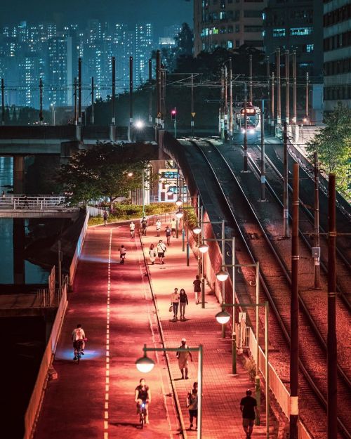 river side walk #hongkong #discoverhongkong #nightshooters #streetphotography #theimaged #ファインダー越しの私