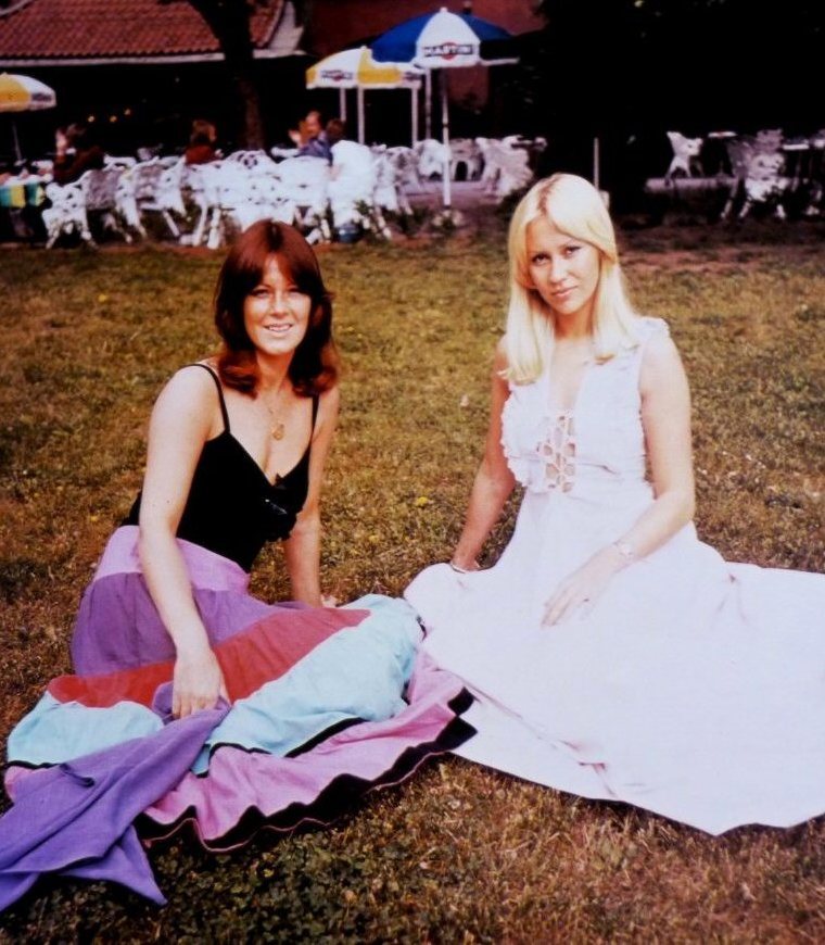 ABBA’s leading ladies, Anni-Frid Lyngstad and Agnetha Fältskog, relax on an autumn day in 1975 outside a restaurant in Stockholm.