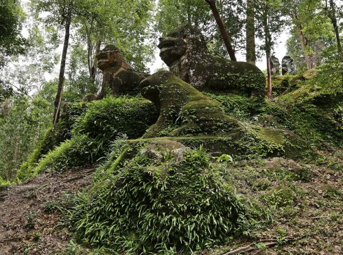 visitheworld: Srah Damrei carvings at Phnom Kulen / Cambodia (by jumbokedama).