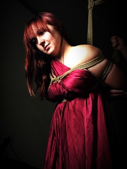 g-lare-bear:  Theredcat is absolutely stunning &lt;3 she makes my rope look very good :)