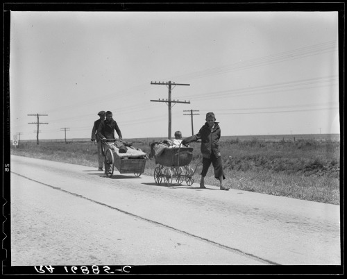  Flood refugees from Arkansas near Memphis (Texas, 1937).  These people, with all their belongings, 