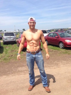 cowboycum:  Damn he is a sexy cowboy