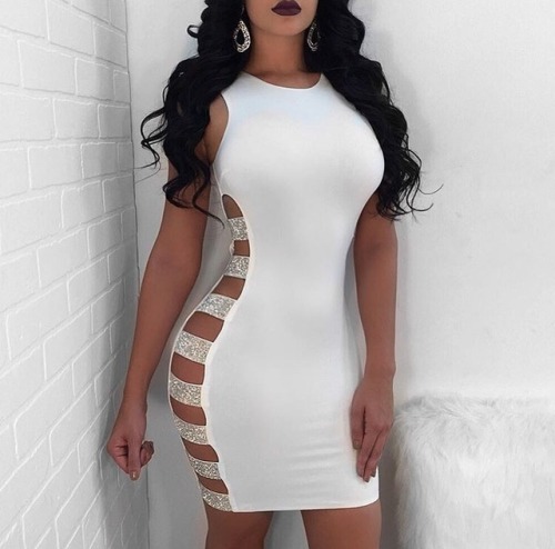 sluttydumbbitch: Amazing curves! 