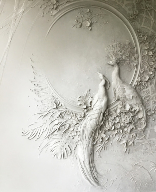 aperfumedpearl:Interior Bas-Relief Sculptures of Peacocks and Lush Florals by Goga Tandashvili